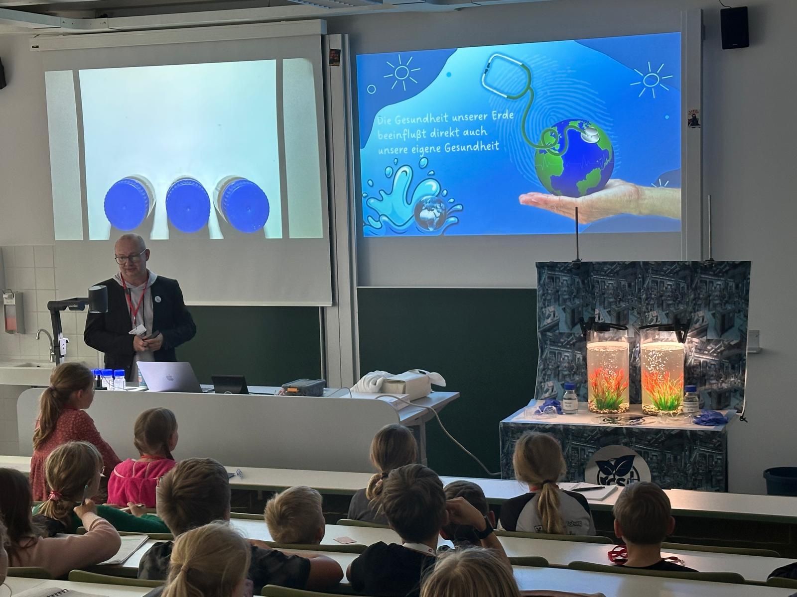 Ein Mann steht vor einem Bildschirm, wie Professorinnen und Professoren, die Kinder mit faszinierenden Präsentationen inspirieren. at Hochschule Coburg