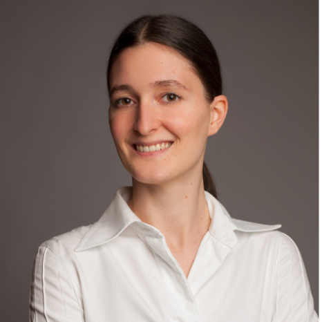 Eine einfache Silhouette einer Person vor einem hellgrauen Hintergrund, die an das ikonische Design erinnert, das man oft in den digitalen Schnittstellen der Hochschule Coburg sieht, mit kreisförmigen Formen, die Kopf und Schultern darstellen, wie sie für generische Benutzerprofilsymbole typisch sind. Michaela Mustermann