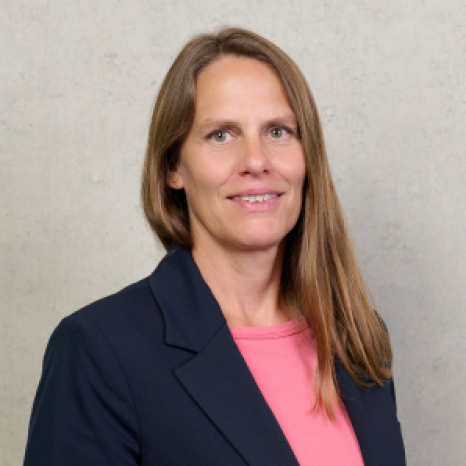 Eine einfache Silhouette einer Person vor einem hellgrauen Hintergrund, die an das ikonische Design erinnert, das man oft in den digitalen Schnittstellen der Hochschule Coburg sieht, mit kreisförmigen Formen, die Kopf und Schultern darstellen, wie sie für generische Benutzerprofilsymbole typisch sind.