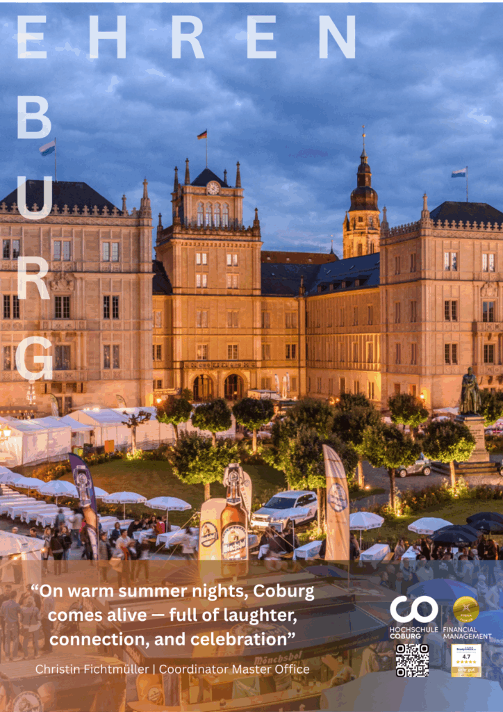 Eine lebhafte Sommerabendveranstaltung mit Menschen, Zelten und Lichtern füllt den Innenhof des historischen Schlosses Ehrenburg in Coburg, Deutschland, mit beleuchteten Türmen und einem Sonnenuntergangshimmel im Hintergrund. at Hochschule Coburg