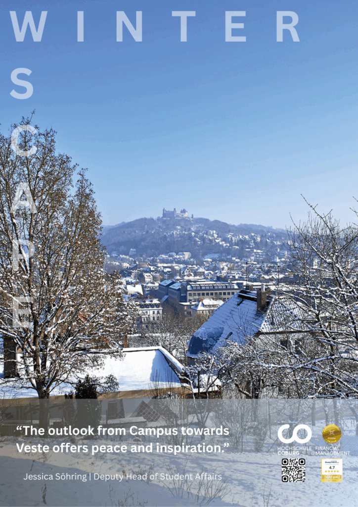 Eine verschneite Winteransicht von Dächern und Bäumen in Bamberg, Deutschland, mit dem Schloss Veste auf einem entfernten Hügel unter einem klaren blauen Himmel. Die Textüberlagerung enthält ein Zitat über die friedliche Aussicht und die Inspiration des Campus. at Hochschule Coburg