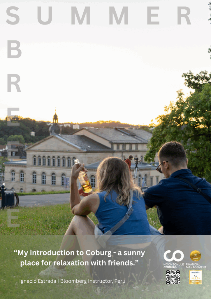 Zwei Personen sitzen auf einem Grashügel mit Blick auf ein historisches Gebäude in Coburg, Deutschland. Einer hält ein Getränk in der Hand, und beide entspannen sich in der Sonne. Der Text lautet: "SUMMER BREEZE" und enthält eine Aussage über Coburg. at Hochschule Coburg