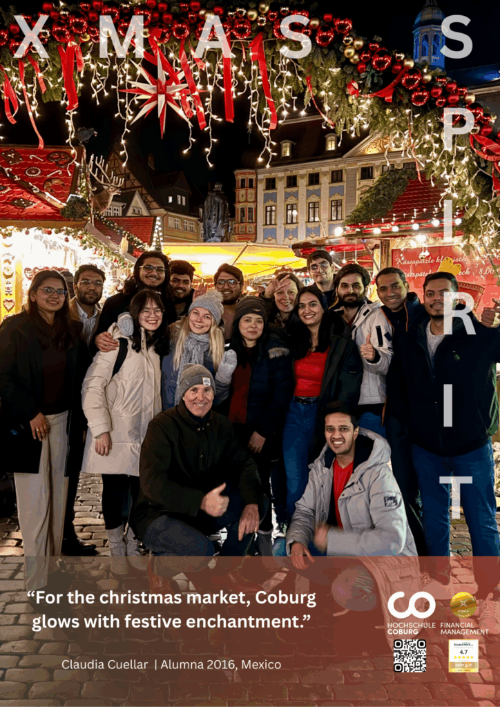 Eine bunt gemischte Gruppe von Menschen lächelt und posiert zusammen auf einem hell erleuchteten Weihnachtsmarkt in Coburg, umgeben von festlichen Dekorationen und Ständen. Der große Text lautet "XMAS SPIRIT. at Hochschule Coburg