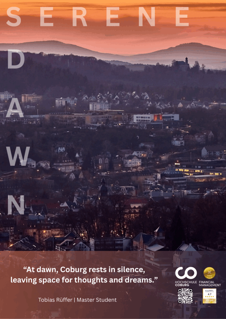 Eine friedliche Ansicht von Coburg in der Morgendämmerung, mit einem sanften orangefarbenen und violetten Himmel über den Hügeln und Gebäuden der Stadt. Die Worte "SERENE DAWN" sind überlagert. Ein Zitat über die morgendliche Ruhe befindet sich am unteren Rand, zusammen mit Logos und einem QR-Code. at Hochschule Coburg