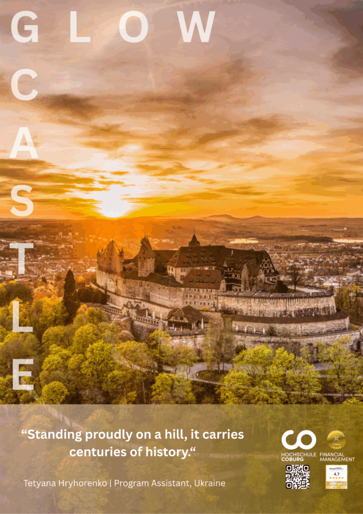 Eine von Bäumen umgebene Burg auf einem Hügel wird von einem goldenen Sonnenuntergang beleuchtet, mit dem Schriftzug "GLOW CASTLE" quer über das Bild und einem Zitat über Geschichte am unteren Rand. In der unteren rechten Ecke erscheinen Logos und ein QR-Code. at Hochschule Coburg