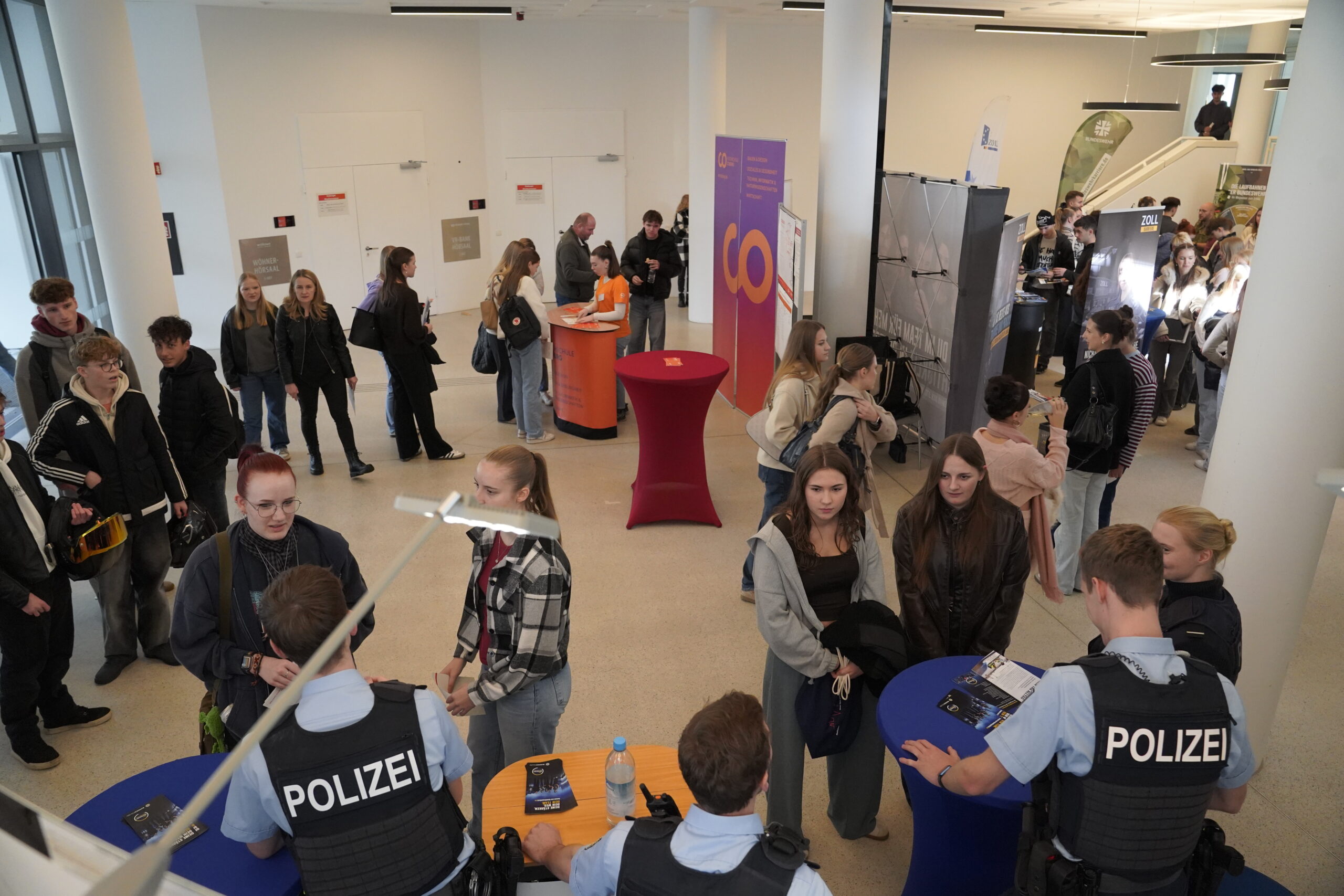 Auf der Coburger Studienmesse tauschen sich Studenten und Polizisten in "Polizei"-Westen an bunten Stehtischen mit den Besuchern aus und geben bei dieser lebendigen Indoor-Veranstaltung Informationen und Hilfestellungen zur Orientierung Zukunft. at Hochschule Coburg