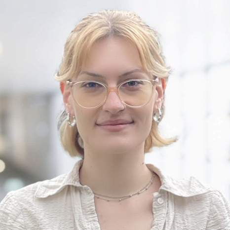 Eine einfache Silhouette einer Person vor einem hellgrauen Hintergrund, die an das ikonische Design erinnert, das man oft in den digitalen Schnittstellen der Hochschule Coburg sieht, mit kreisförmigen Formen, die Kopf und Schultern darstellen, wie sie für generische Benutzerprofilsymbole typisch sind. Eine einfache Silhouette einer Person vor einem hellgrauen Hintergrund, die an das ikonische Design erinnert, das man oft in den digitalen Schnittstellen der Hochschule Coburg sieht, mit kreisförmigen Formen, die Kopf und Schultern darstellen, wie sie für generische Benutzerprofilsymbole typisch sind.