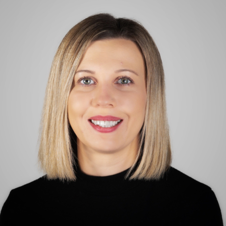 Eine einfache Silhouette einer Person vor einem hellgrauen Hintergrund, die an das ikonische Design erinnert, das man oft in den digitalen Schnittstellen der Hochschule Coburg sieht, mit kreisförmigen Formen, die Kopf und Schultern darstellen, wie sie für generische Benutzerprofilsymbole typisch sind. Eine einfache Silhouette einer Person vor einem hellgrauen Hintergrund, die an das ikonische Design erinnert, das man oft in den digitalen Schnittstellen der Hochschule Coburg sieht, mit kreisförmigen Formen, die Kopf und Schultern darstellen, wie sie für generische Benutzerprofilsymbole typisch sind.