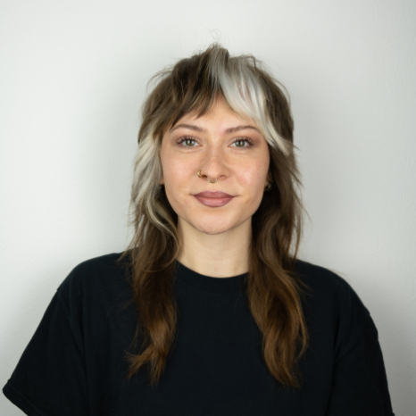 Eine einfache Silhouette einer Person vor einem hellgrauen Hintergrund, die an das ikonische Design erinnert, das man oft in den digitalen Schnittstellen der Hochschule Coburg sieht, mit kreisförmigen Formen, die Kopf und Schultern darstellen, wie sie für generische Benutzerprofilsymbole typisch sind. Eine einfache Silhouette einer Person vor einem hellgrauen Hintergrund, die an das ikonische Design erinnert, das man oft in den digitalen Schnittstellen der Hochschule Coburg sieht, mit kreisförmigen Formen, die Kopf und Schultern darstellen, wie sie für generische Benutzerprofilsymbole typisch sind.