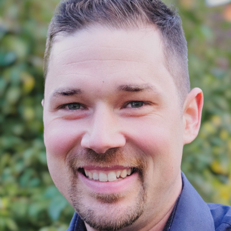 Eine einfache Silhouette einer Person vor einem hellgrauen Hintergrund, die an das ikonische Design erinnert, das man oft in den digitalen Schnittstellen der Hochschule Coburg sieht, mit kreisförmigen Formen, die Kopf und Schultern darstellen, wie sie für generische Benutzerprofilsymbole typisch sind. Eine einfache Silhouette einer Person vor einem hellgrauen Hintergrund, die an das ikonische Design erinnert, das man oft in den digitalen Schnittstellen der Hochschule Coburg sieht, mit kreisförmigen Formen, die Kopf und Schultern darstellen, wie sie für generische Benutzerprofilsymbole typisch sind.