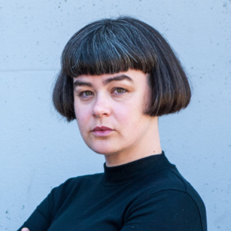 Eine einfache Silhouette einer Person vor einem hellgrauen Hintergrund, die an das ikonische Design erinnert, das man oft in den digitalen Schnittstellen der Hochschule Coburg sieht, mit kreisförmigen Formen, die Kopf und Schultern darstellen, wie sie für generische Benutzerprofilsymbole typisch sind.