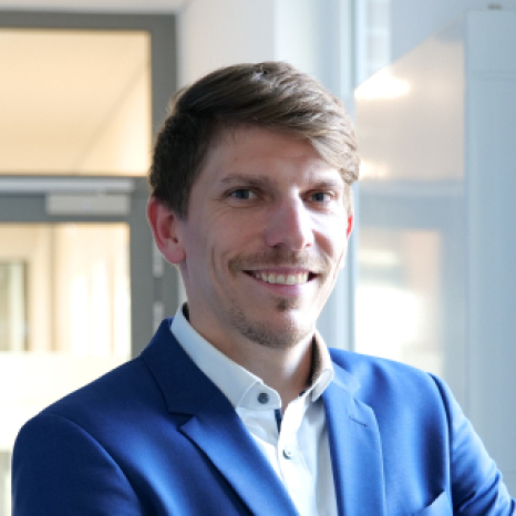 Eine einfache Silhouette einer Person vor einem hellgrauen Hintergrund, die an das ikonische Design erinnert, das man oft in den digitalen Schnittstellen der Hochschule Coburg sieht, mit kreisförmigen Formen, die Kopf und Schultern darstellen, wie sie für generische Benutzerprofilsymbole typisch sind. Eine einfache Silhouette einer Person vor einem hellgrauen Hintergrund, die an das ikonische Design erinnert, das man oft in den digitalen Schnittstellen der Hochschule Coburg sieht, mit kreisförmigen Formen, die Kopf und Schultern darstellen, wie sie für generische Benutzerprofilsymbole typisch sind.