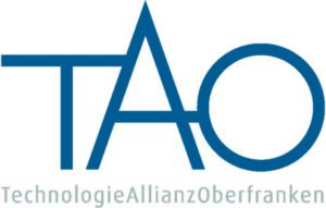 Das Bild zeigt das TAO-Logo mit dem stilisierten blauen Schriftzug
