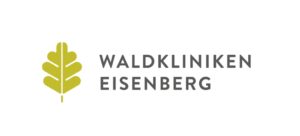 Logo der Waldkliniken Eisenberg mit einem stilisierten grünen Blatt auf der linken Seite und dem Namen