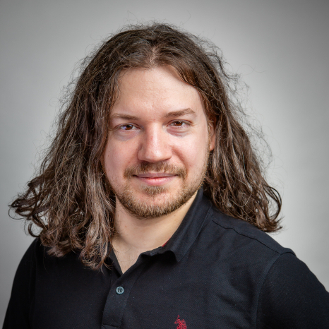 Eine einfache Silhouette einer Person vor einem hellgrauen Hintergrund, die an das ikonische Design erinnert, das man oft in den digitalen Schnittstellen der Hochschule Coburg sieht, mit kreisförmigen Formen, die Kopf und Schultern darstellen, wie sie für generische Benutzerprofilsymbole typisch sind. Eine einfache Silhouette einer Person vor einem hellgrauen Hintergrund, die an das ikonische Design erinnert, das man oft in den digitalen Schnittstellen der Hochschule Coburg sieht, mit kreisförmigen Formen, die Kopf und Schultern darstellen, wie sie für generische Benutzerprofilsymbole typisch sind.