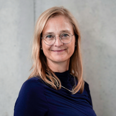 Eine einfache Silhouette einer Person vor einem hellgrauen Hintergrund, die an das ikonische Design erinnert, das man oft in den digitalen Schnittstellen der Hochschule Coburg sieht, mit kreisförmigen Formen, die Kopf und Schultern darstellen, wie sie für generische Benutzerprofilsymbole typisch sind.