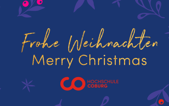 Ein festliches blaues Banner mit Blumen- und Beerenmotiven. In der Mitte steht in goldener Schrift "Frohe Weihnachten" und "Merry Christmas". Wir wünschen Ihnen ein erfolgreiches neues Jahr. Darunter befindet sich das rote Logo und der Name der Hochschule Coburg. at Hochschule Coburg