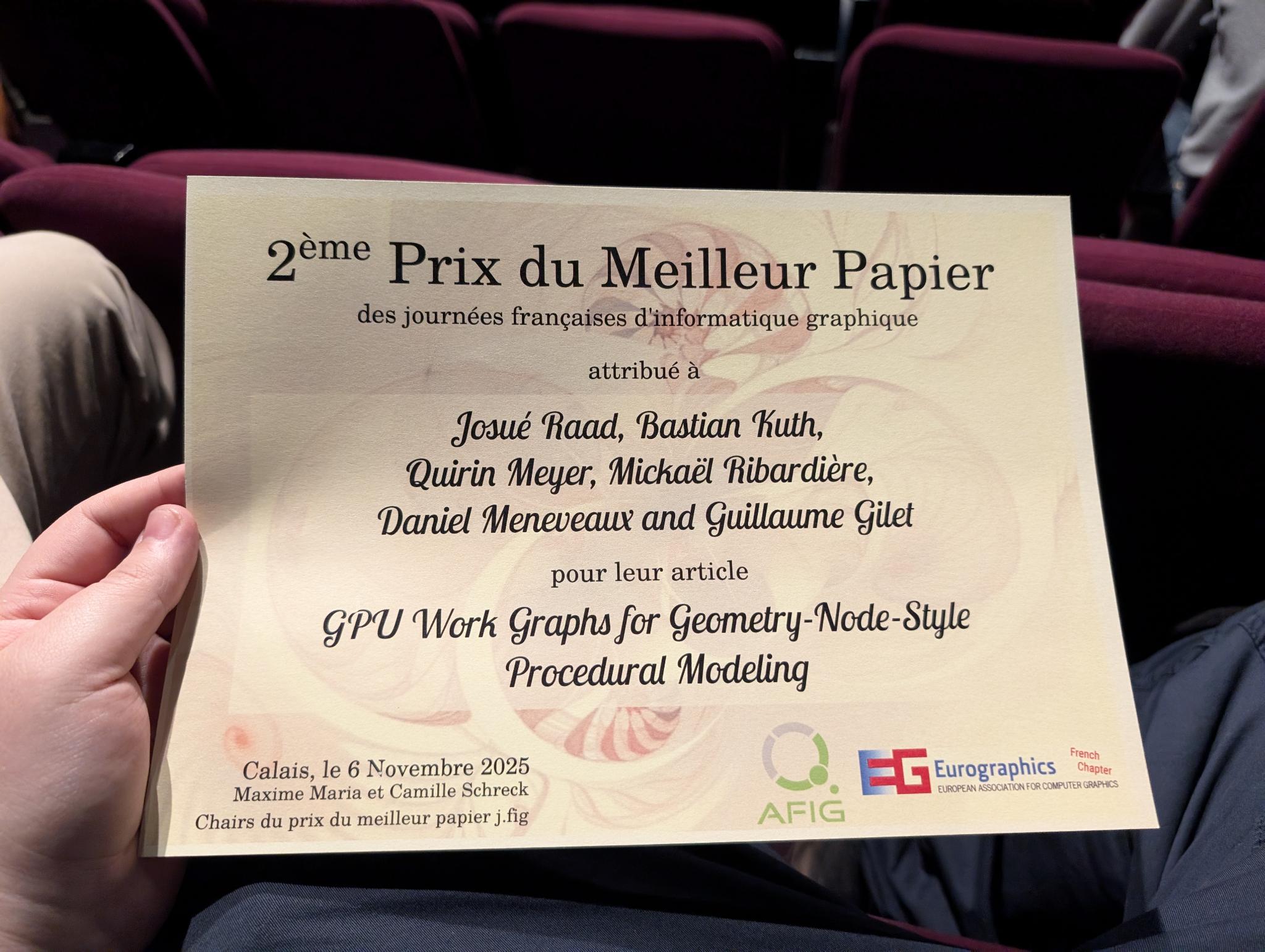 Eine Person hält ein Zertifikat in einem Theater. Der "2ème Prix du Meilleur Papier" wird an sechs Autoren für ihre Arbeit über "GPU Work Graphs for Geometry-Node-Style Procedural Modeling" verliehen - ein automatisch gespeicherter Entwurf einer Innovation. at Hochschule Coburg