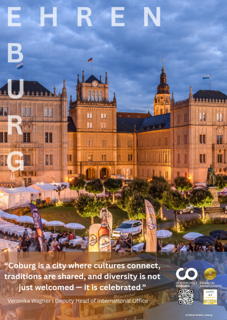 In der Abenddämmerung findet vor dem beleuchteten Schloss Ehrenburg in Coburg, Deutschland, ein lebhaftes Freiluftfest mit weißen Zelten, Menschen und Lichterketten statt. Der Text hebt die kulturelle Vielfalt in Coburg hervor. at Hochschule Coburg