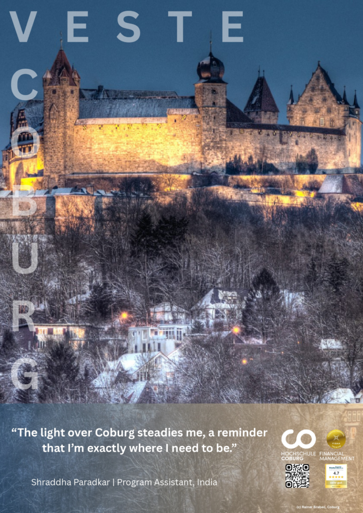 Ein warm beleuchtetes Schloss thront auf einem verschneiten Hügel über der Stadt Coburg in der Abenddämmerung. Der große Text lautet "Veste Coburg". Ein Zitat überlagert das Bild, mit Logos und QR-Codes am unteren Rand. at Hochschule Coburg