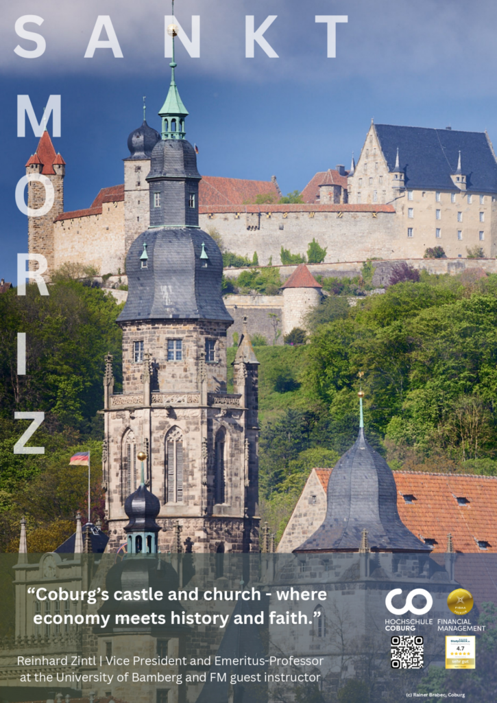 Ein hoher Kirchturm steht vor dem historischen Schloss Coburg in Deutschland, umgeben von Bäumen. Der Text lautet "Sankt Moritz" und enthält ein Zitat über das Coburger Schloss und die Kirche sowie Angaben zur Veranstaltung und zum Sprecher. at Hochschule Coburg