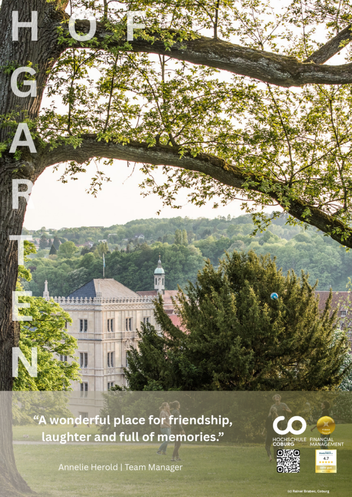 Ein großer, belaubter Baum umrahmt die Ansicht eines historischen Gebäudes mit einem Uhrenturm, umgeben von üppigem Grün. Das Text-Overlay enthält ein Zitat über Freundschaft und Erinnerungen sowie Logos der Universität und der Finanzverwaltung in der Ecke. at Hochschule Coburg