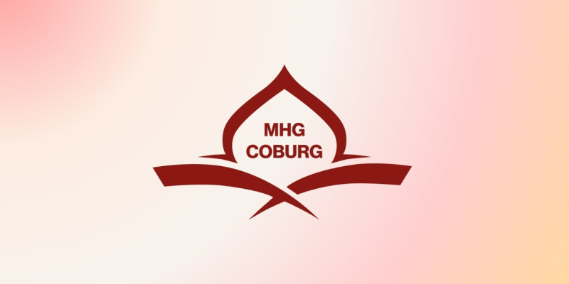 Kastanienbraunes abstraktes Emblem um den Text "MHG COBURG" auf einem Hintergrund mit sanftem rosa und cremefarbenem Farbverlauf, der den Geist von Leben in Coburg widerspiegelt. at Hochschule Coburg