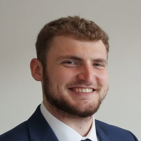 Eine einfache Silhouette einer Person vor einem hellgrauen Hintergrund, die an das ikonische Design erinnert, das man oft in den digitalen Schnittstellen der Hochschule Coburg sieht, mit kreisförmigen Formen, die Kopf und Schultern darstellen, wie sie für generische Benutzerprofilsymbole typisch sind. Eine einfache Silhouette einer Person vor einem hellgrauen Hintergrund, die an das ikonische Design erinnert, das man oft in den digitalen Schnittstellen der Hochschule Coburg sieht, mit kreisförmigen Formen, die Kopf und Schultern darstellen, wie sie für generische Benutzerprofilsymbole typisch sind.