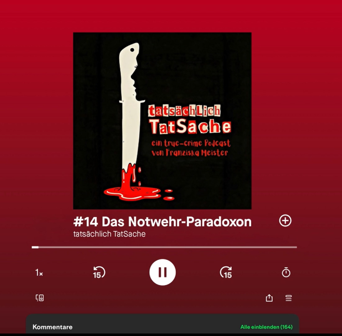 Ein Bildschirm des Podcast-Players zeigt die Folge "#14 Das Notwehr-Paradoxon" von "Tatsächlich TatSache". Das Cover zeigt ein blutiges Messer und tropfendes Blut auf schwarzem Grund, mit rotem Text - ein düsterer Entwurf für mögliche Zukünfte. at Hochschule Coburg