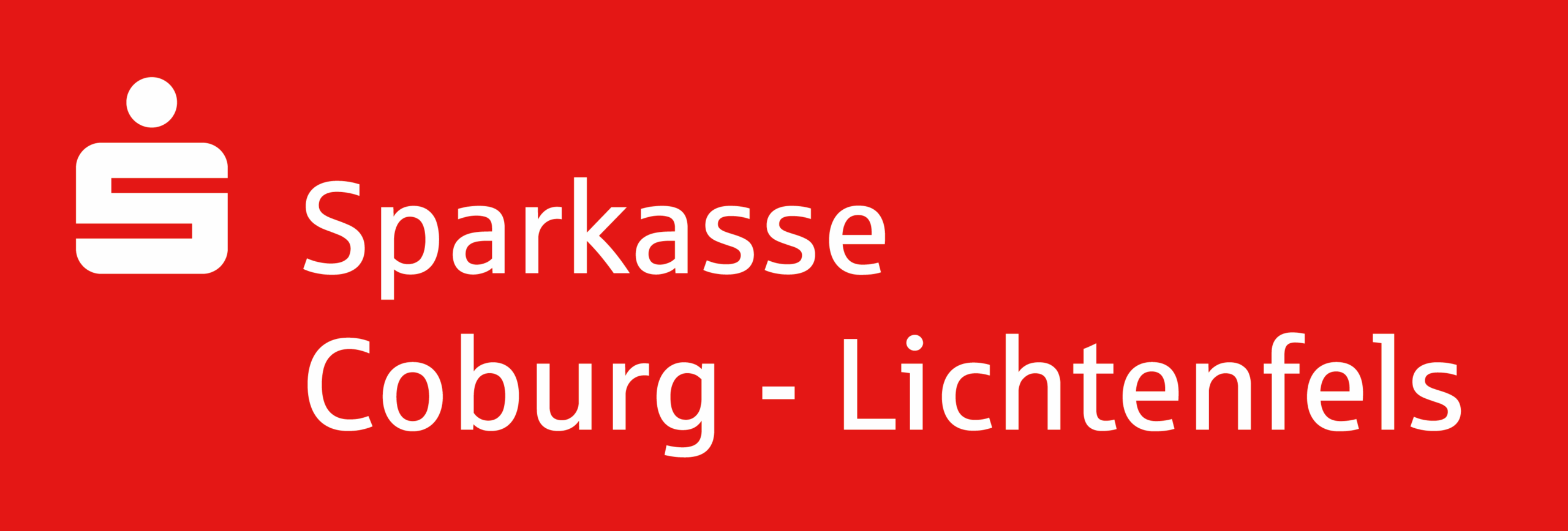 Logo der Sparkasse Coburg-Lichtenfels mit einem weißen Symbol und Text auf rotem Hintergrund. Der Text lautet "Sparkasse Coburg - Lichtenfels" und hebt die Verbindung zur Hochschule Coburg hervor. at Hochschule Coburg