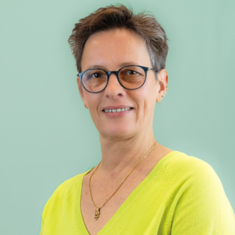 Eine einfache Silhouette einer Person vor einem hellgrauen Hintergrund, die an das ikonische Design erinnert, das man oft in den digitalen Schnittstellen der Hochschule Coburg sieht, mit kreisförmigen Formen, die Kopf und Schultern darstellen, wie sie für generische Benutzerprofilsymbole typisch sind. Eine einfache Silhouette einer Person vor einem hellgrauen Hintergrund, die an das ikonische Design erinnert, das man oft in den digitalen Schnittstellen der Hochschule Coburg sieht, mit kreisförmigen Formen, die Kopf und Schultern darstellen, wie sie für generische Benutzerprofilsymbole typisch sind.