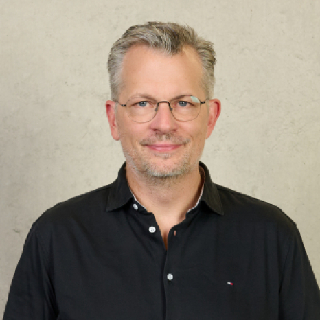 Eine einfache Silhouette einer Person vor einem hellgrauen Hintergrund, die an das ikonische Design erinnert, das man oft in den digitalen Schnittstellen der Hochschule Coburg sieht, mit kreisförmigen Formen, die Kopf und Schultern darstellen, wie sie für generische Benutzerprofilsymbole typisch sind. Eine einfache Silhouette einer Person vor einem hellgrauen Hintergrund, die an das ikonische Design erinnert, das man oft in den digitalen Schnittstellen der Hochschule Coburg sieht, mit kreisförmigen Formen, die Kopf und Schultern darstellen, wie sie für generische Benutzerprofilsymbole typisch sind.