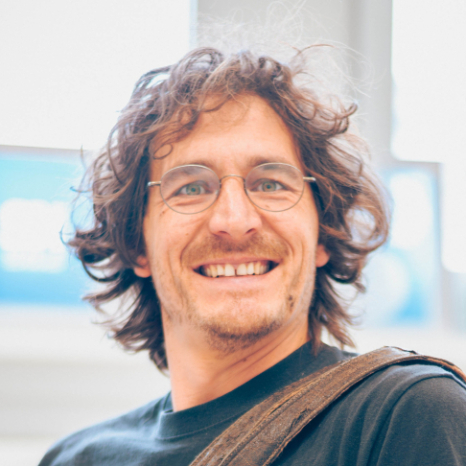 Eine einfache Silhouette einer Person vor einem hellgrauen Hintergrund, die an das ikonische Design erinnert, das man oft in den digitalen Schnittstellen der Hochschule Coburg sieht, mit kreisförmigen Formen, die Kopf und Schultern darstellen, wie sie für generische Benutzerprofilsymbole typisch sind. Michaela Mustermann