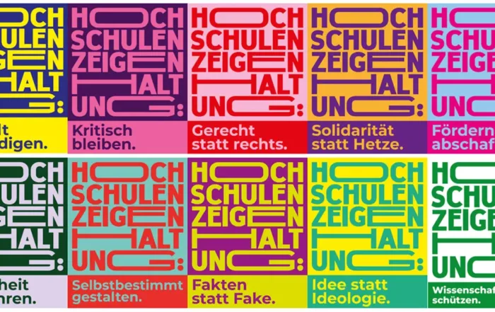 Ein Raster aus bunten Plakaten mit der fettgedruckten Aufschrift "HOCH SCHULEN ZEIGEN HALTUNG!" weist auf die Initiative der Hochschule Coburg hin und vermittelt Botschaften in deutscher Sprache über Vielfalt, Solidarität, Fakten, Offenheit und akademische Freiheit. at Hochschule Coburg