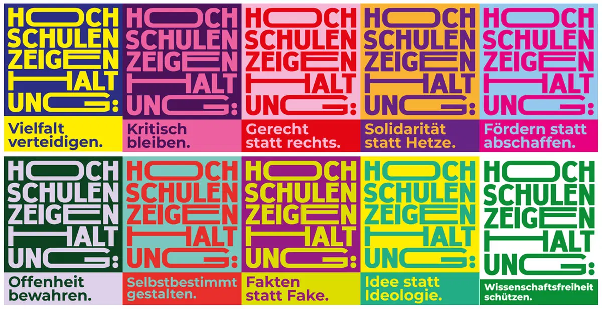 Ein Raster aus bunten Plakaten mit der fettgedruckten Aufschrift "HOCH SCHULEN ZEIGEN HALTUNG!" weist auf die Initiative der Hochschule Coburg hin und vermittelt Botschaften in deutscher Sprache über Vielfalt, Solidarität, Fakten, Offenheit und akademische Freiheit. at Hochschule Coburg