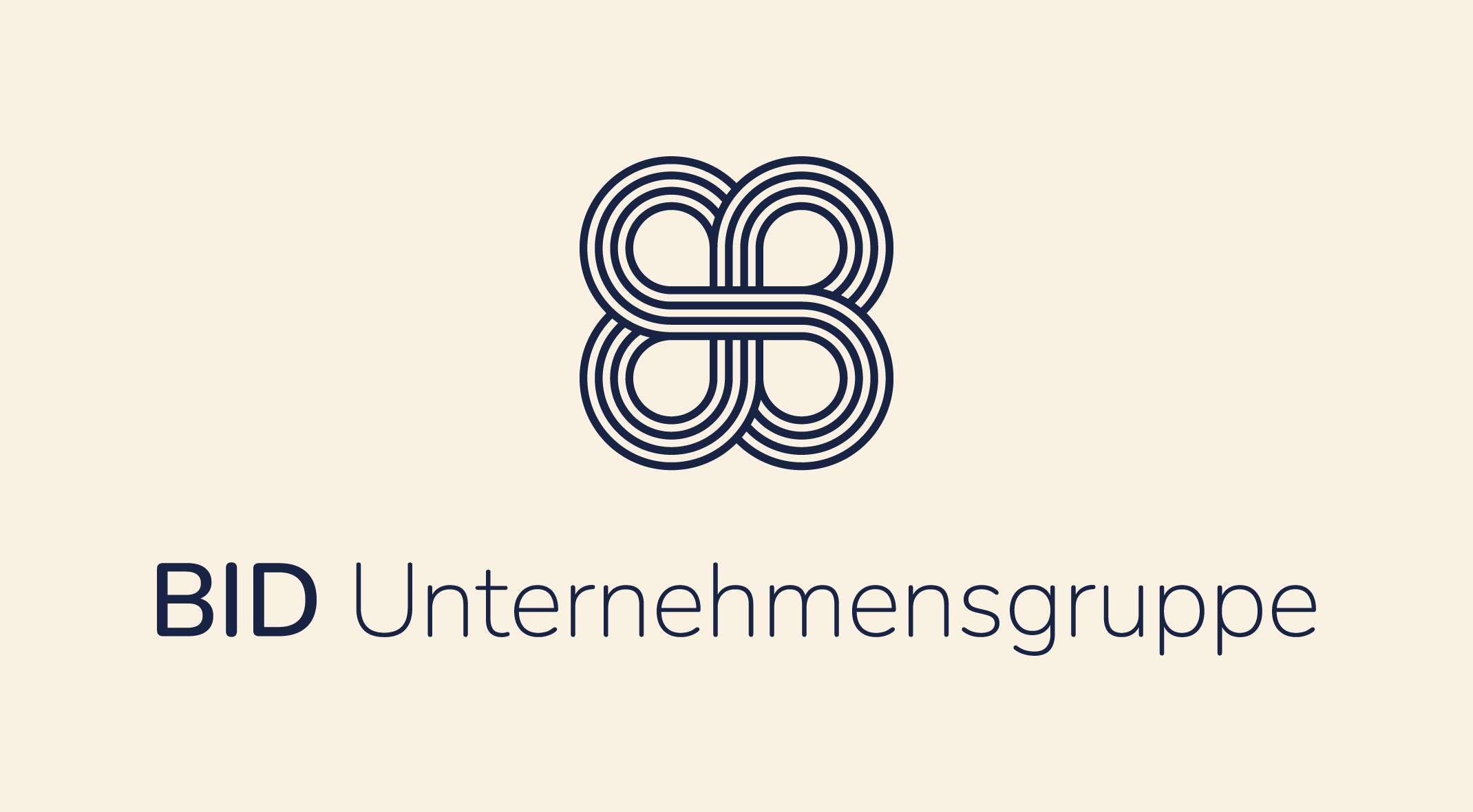 Logo der BID-Unternehmensgruppe, eines Sponsors der Coburger Nachhaltigkeitstage, mit einem stilisierten, dunkelblauen, ineinander verschlungenen Schleifensymbol über dem Firmennamen. at Hochschule Coburg