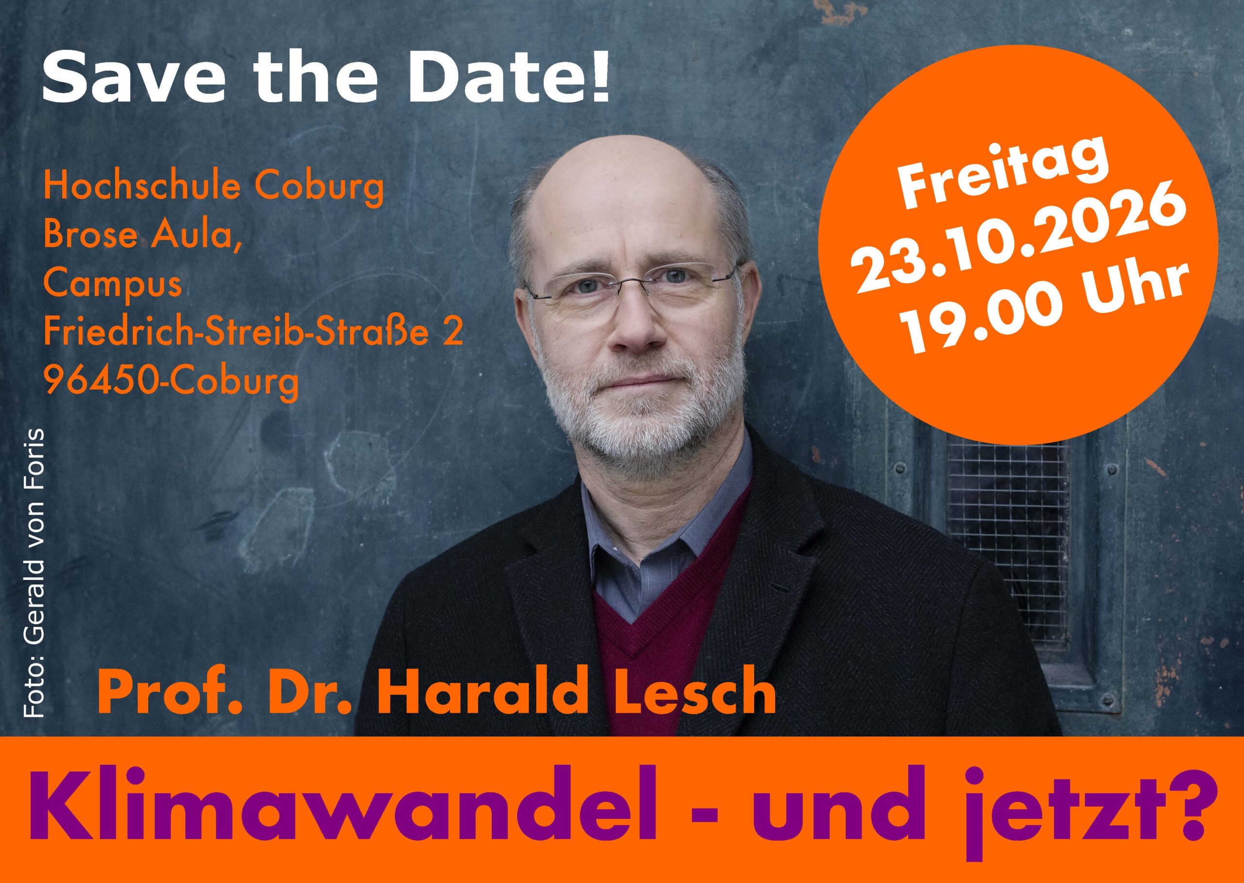 SavetheDate-HaraldLesch Ein Mann mit Brille und grauem Bart steht vor einer dunklen Wand. Text kündigt eine Veranstaltung zum Klimawandel für die Coburger Nachhaltigkeitstage mit Prof. Dr. Harald Lesch an der Hochschule Coburg am 23.10.2026, 19:00 Uhr an. Orange und lila Text heben wichtige Details hervor. at Hochschule Coburg
