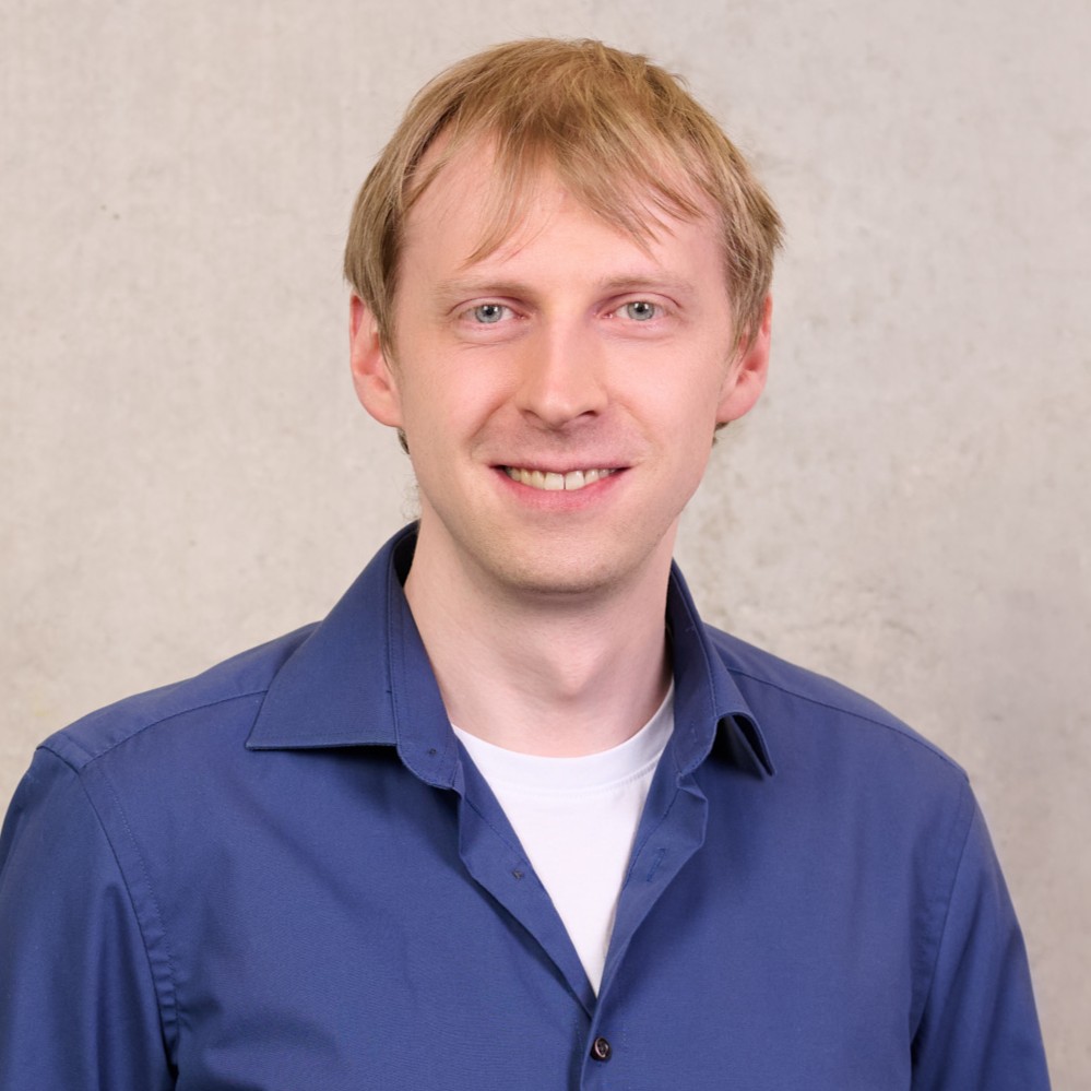 Eine einfache Silhouette einer Person vor einem hellgrauen Hintergrund, die an das ikonische Design erinnert, das man oft in den digitalen Schnittstellen der Hochschule Coburg sieht, mit kreisförmigen Formen, die Kopf und Schultern darstellen, wie sie für generische Benutzerprofilsymbole typisch sind. Eine einfache Silhouette einer Person vor einem hellgrauen Hintergrund, die an das ikonische Design erinnert, das man oft in den digitalen Schnittstellen der Hochschule Coburg sieht, mit kreisförmigen Formen, die Kopf und Schultern darstellen, wie sie für generische Benutzerprofilsymbole typisch sind.