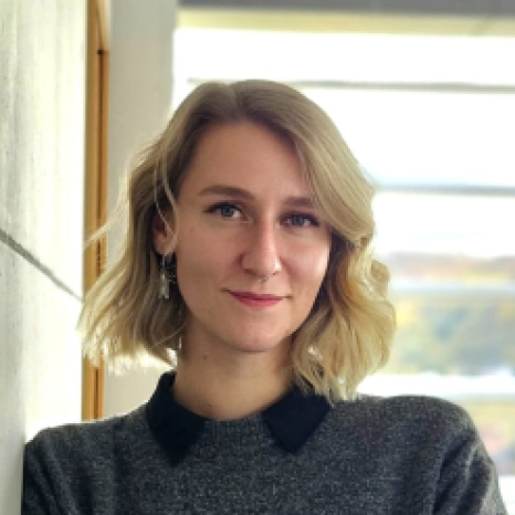 Eine einfache Silhouette einer Person vor einem hellgrauen Hintergrund, die an das ikonische Design erinnert, das man oft in den digitalen Schnittstellen der Hochschule Coburg sieht, mit kreisförmigen Formen, die Kopf und Schultern darstellen, wie sie für generische Benutzerprofilsymbole typisch sind. Eine einfache Silhouette einer Person vor einem hellgrauen Hintergrund, die an das ikonische Design erinnert, das man oft in den digitalen Schnittstellen der Hochschule Coburg sieht, mit kreisförmigen Formen, die Kopf und Schultern darstellen, wie sie für generische Benutzerprofilsymbole typisch sind.