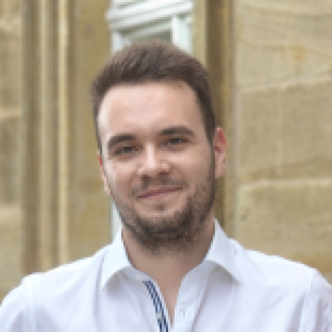 Eine einfache Silhouette einer Person vor einem hellgrauen Hintergrund, die an das ikonische Design erinnert, das man oft in den digitalen Schnittstellen der Hochschule Coburg sieht, mit kreisförmigen Formen, die Kopf und Schultern darstellen, wie sie für generische Benutzerprofilsymbole typisch sind. Eine einfache Silhouette einer Person vor einem hellgrauen Hintergrund, die an das ikonische Design erinnert, das man oft in den digitalen Schnittstellen der Hochschule Coburg sieht, mit kreisförmigen Formen, die Kopf und Schultern darstellen, wie sie für generische Benutzerprofilsymbole typisch sind.