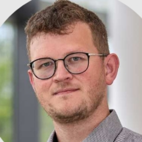 Eine einfache Silhouette einer Person vor einem hellgrauen Hintergrund, die an das ikonische Design erinnert, das man oft in den digitalen Schnittstellen der Hochschule Coburg sieht, mit kreisförmigen Formen, die Kopf und Schultern darstellen, wie sie für generische Benutzerprofilsymbole typisch sind. Eine einfache Silhouette einer Person vor einem hellgrauen Hintergrund, die an das ikonische Design erinnert, das man oft in den digitalen Schnittstellen der Hochschule Coburg sieht, mit kreisförmigen Formen, die Kopf und Schultern darstellen, wie sie für generische Benutzerprofilsymbole typisch sind.