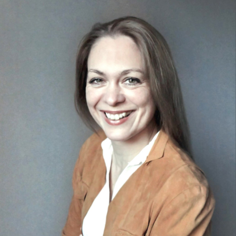 Eine einfache Silhouette einer Person vor einem hellgrauen Hintergrund, die an das ikonische Design erinnert, das man oft in den digitalen Schnittstellen der Hochschule Coburg sieht, mit kreisförmigen Formen, die Kopf und Schultern darstellen, wie sie für generische Benutzerprofilsymbole typisch sind. Michaela Mustermann