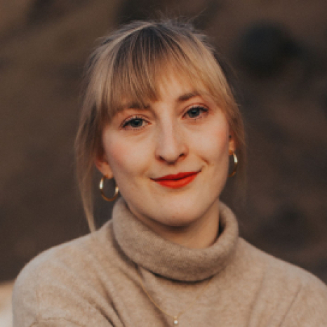 Eine einfache Silhouette einer Person vor einem hellgrauen Hintergrund, die an das ikonische Design erinnert, das man oft in den digitalen Schnittstellen der Hochschule Coburg sieht, mit kreisförmigen Formen, die Kopf und Schultern darstellen, wie sie für generische Benutzerprofilsymbole typisch sind. Eine einfache Silhouette einer Person vor einem hellgrauen Hintergrund, die an das ikonische Design erinnert, das man oft in den digitalen Schnittstellen der Hochschule Coburg sieht, mit kreisförmigen Formen, die Kopf und Schultern darstellen, wie sie für generische Benutzerprofilsymbole typisch sind.