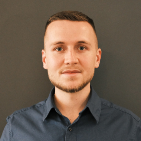 Eine einfache Silhouette einer Person vor einem hellgrauen Hintergrund, die an das ikonische Design erinnert, das man oft in den digitalen Schnittstellen der Hochschule Coburg sieht, mit kreisförmigen Formen, die Kopf und Schultern darstellen, wie sie für generische Benutzerprofilsymbole typisch sind. Eine einfache Silhouette einer Person vor einem hellgrauen Hintergrund, die an das ikonische Design erinnert, das man oft in den digitalen Schnittstellen der Hochschule Coburg sieht, mit kreisförmigen Formen, die Kopf und Schultern darstellen, wie sie für generische Benutzerprofilsymbole typisch sind.