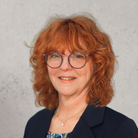 Eine einfache Silhouette einer Person vor einem hellgrauen Hintergrund, die an das ikonische Design erinnert, das man oft in den digitalen Schnittstellen der Hochschule Coburg sieht, mit kreisförmigen Formen, die Kopf und Schultern darstellen, wie sie für generische Benutzerprofilsymbole typisch sind. Eine einfache Silhouette einer Person vor einem hellgrauen Hintergrund, die an das ikonische Design erinnert, das man oft in den digitalen Schnittstellen der Hochschule Coburg sieht, mit kreisförmigen Formen, die Kopf und Schultern darstellen, wie sie für generische Benutzerprofilsymbole typisch sind.