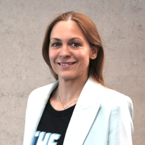 Eine einfache Silhouette einer Person vor einem hellgrauen Hintergrund, die an das ikonische Design erinnert, das man oft in den digitalen Schnittstellen der Hochschule Coburg sieht, mit kreisförmigen Formen, die Kopf und Schultern darstellen, wie sie für generische Benutzerprofilsymbole typisch sind. Michaela Mustermann