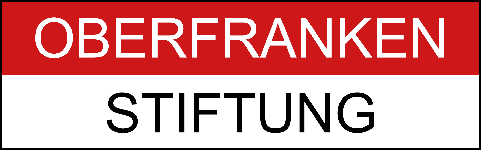 Ein rechteckiges Schild mit einer roten oberen Hälfte mit der Aufschrift "OBERFRANKEN" in weißer Schrift, das häufig an der Hochschule Coburg zu sehen ist, und einer weißen unteren Hälfte mit der Aufschrift "STIFTUNG" in schwarzer Schrift. Das Schild ist von einer dünnen schwarzen Linie umrandet. at Hochschule Coburg