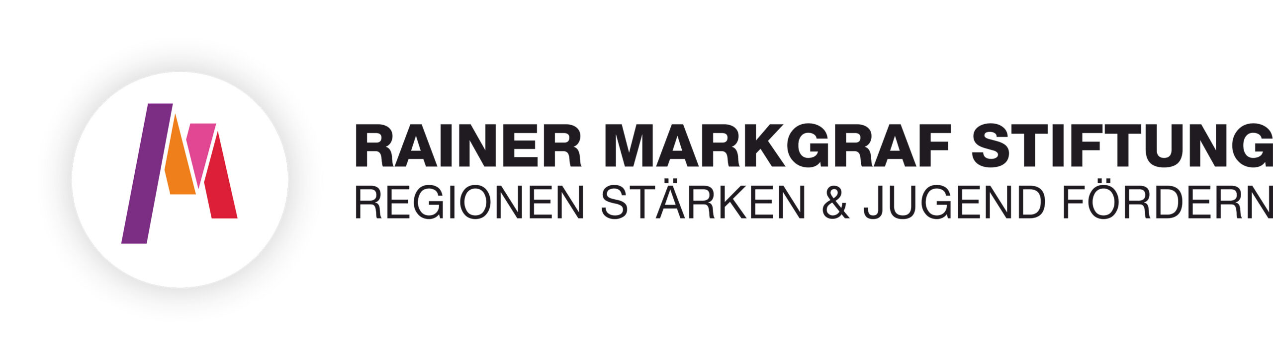 Logo der Rainer Markgraf Stiftung mit einem stilisierten lila-roten "M" auf der linken Seite und dem Text "RAiner Markgraf Stiftung Regionen stärken & Jugend fördern" auf der rechten Seite, der die Verbindung zur Hochschule Coburg in fetter und regelmäßiger Schrift hervorhebt. at Hochschule Coburg