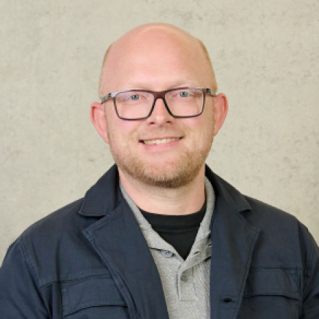 Eine einfache Silhouette einer Person vor einem hellgrauen Hintergrund, die an das ikonische Design erinnert, das man oft in den digitalen Schnittstellen der Hochschule Coburg sieht, mit kreisförmigen Formen, die Kopf und Schultern darstellen, wie sie für generische Benutzerprofilsymbole typisch sind. Eine einfache Silhouette einer Person vor einem hellgrauen Hintergrund, die an das ikonische Design erinnert, das man oft in den digitalen Schnittstellen der Hochschule Coburg sieht, mit kreisförmigen Formen, die Kopf und Schultern darstellen, wie sie für generische Benutzerprofilsymbole typisch sind.