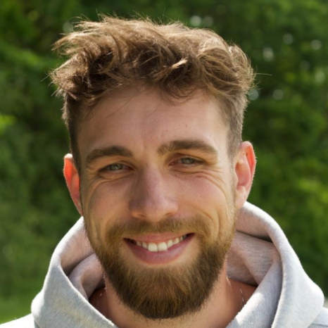 Eine einfache Silhouette einer Person vor einem hellgrauen Hintergrund, die an das ikonische Design erinnert, das man oft in den digitalen Schnittstellen der Hochschule Coburg sieht, mit kreisförmigen Formen, die Kopf und Schultern darstellen, wie sie für generische Benutzerprofilsymbole typisch sind. Eine einfache Silhouette einer Person vor einem hellgrauen Hintergrund, die an das ikonische Design erinnert, das man oft in den digitalen Schnittstellen der Hochschule Coburg sieht, mit kreisförmigen Formen, die Kopf und Schultern darstellen, wie sie für generische Benutzerprofilsymbole typisch sind.